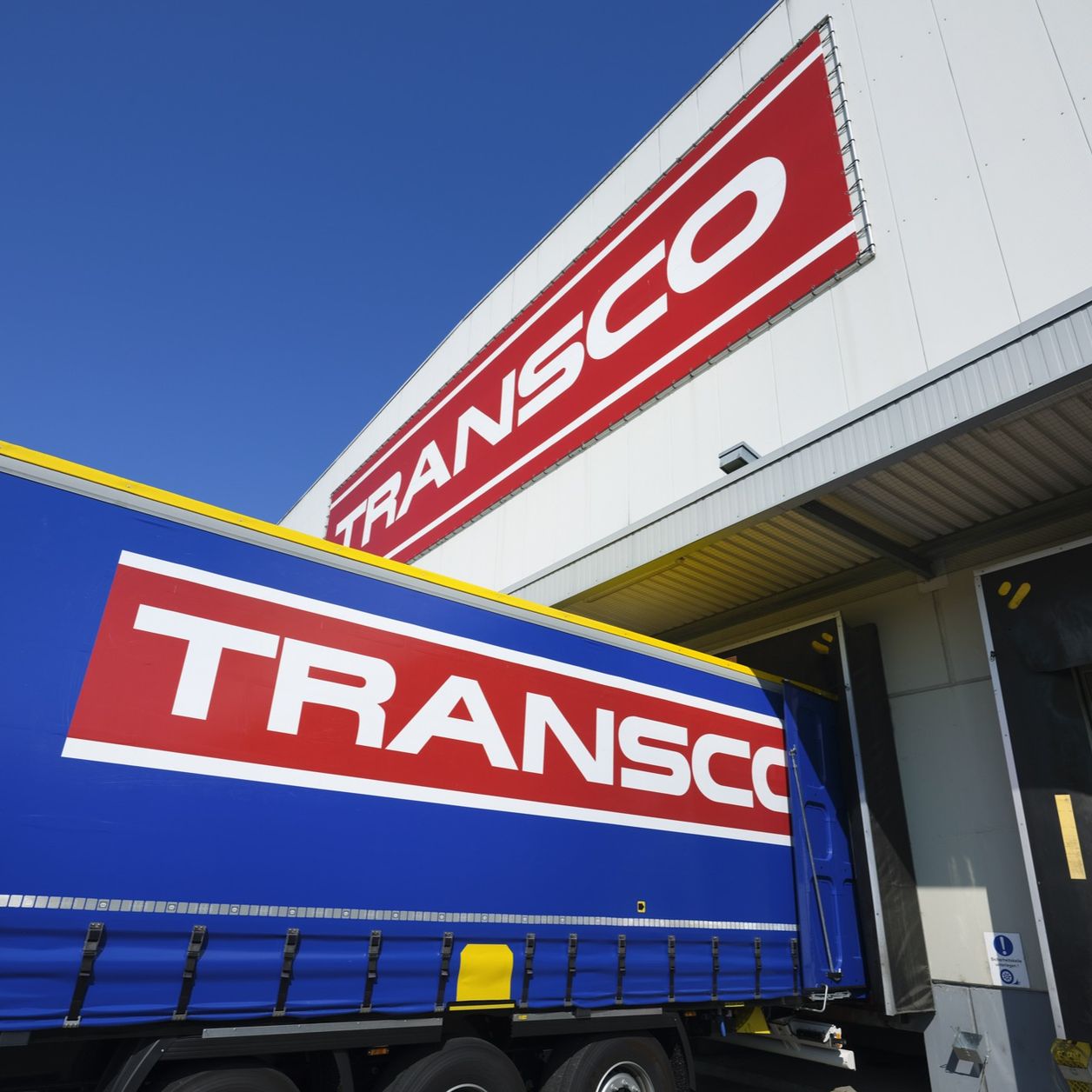 Lkw der Spedition Transco an einer Laderampe