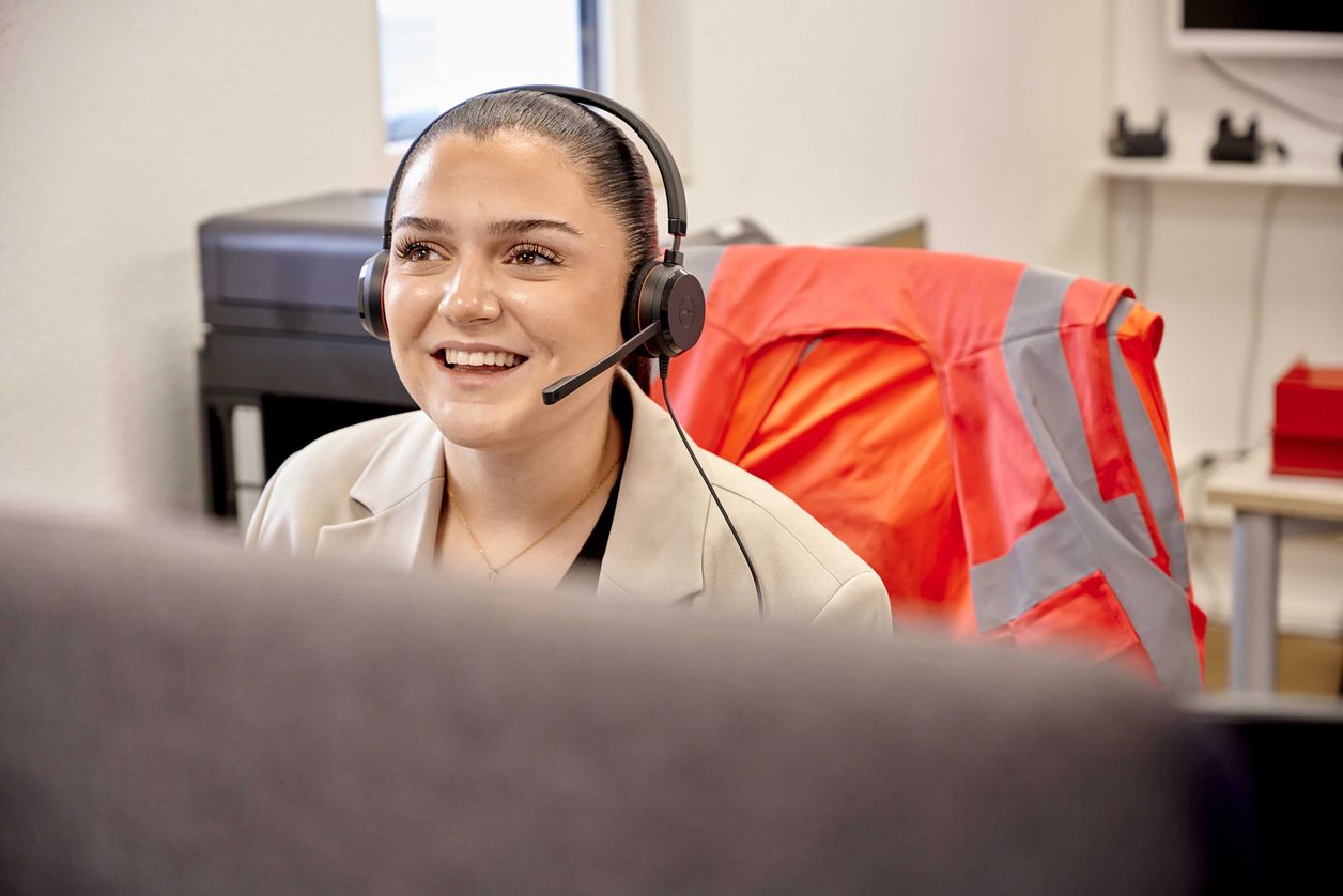 Transco Logistik-Mitarbeiterin mit Headset