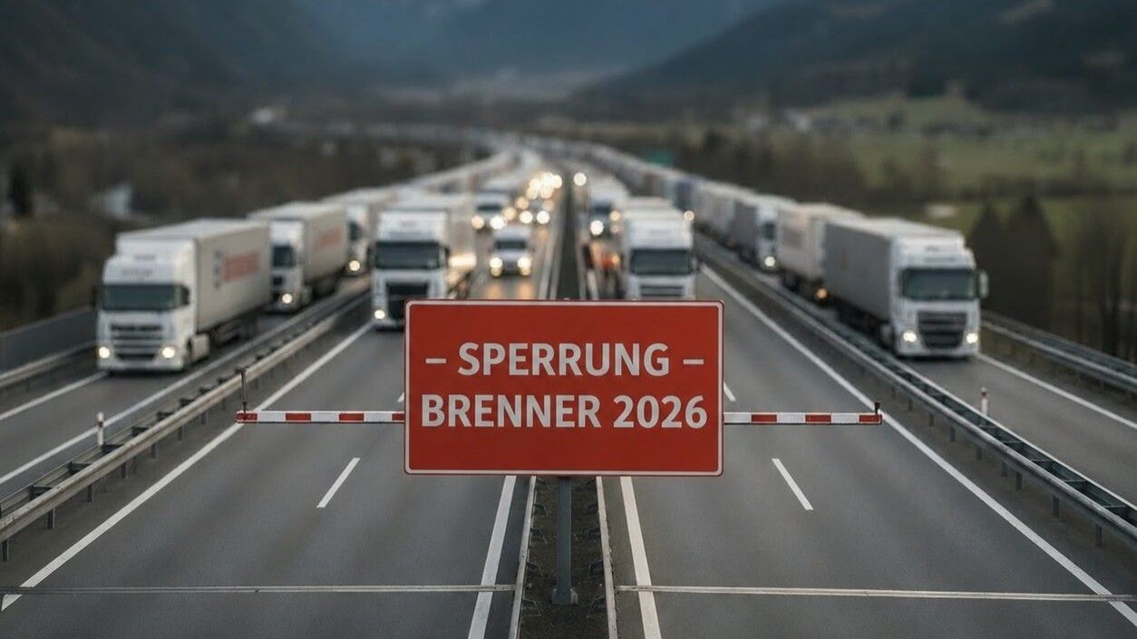 Ein rotes Schild mit der Aufschrift Sperrung Brenner 2026 vor einer befahrenen Autobahn mit Bergpanorama