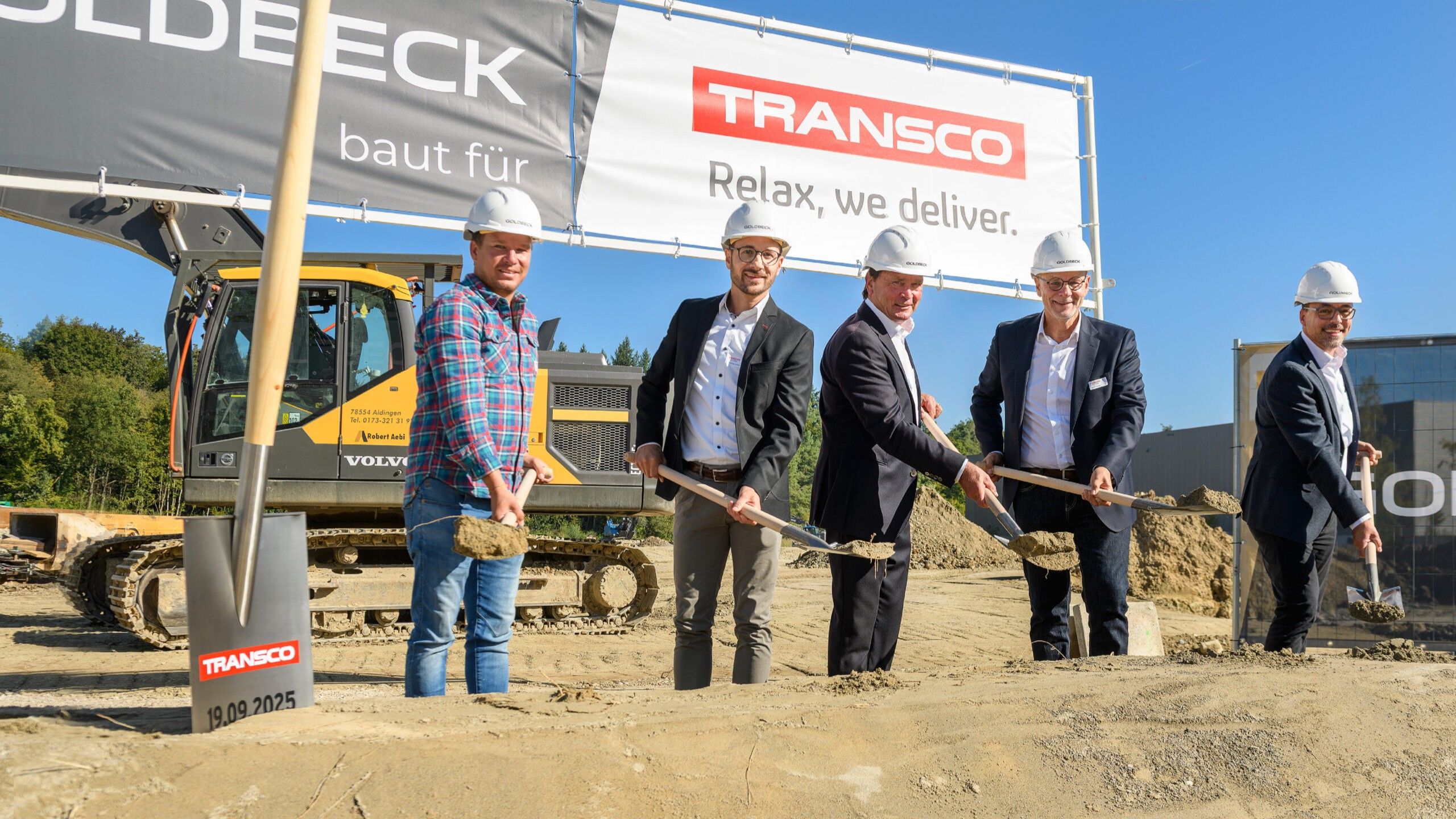 v.l.n.r.: Simon Rommel und Alexander Schöpf (Goldbeck GmbH), Christian Bücheler (CEO TRANSCO), Bernd Häusler (Oberbürgermeister Singen), Heiko Stihl (Projektleitung TRANSCO)