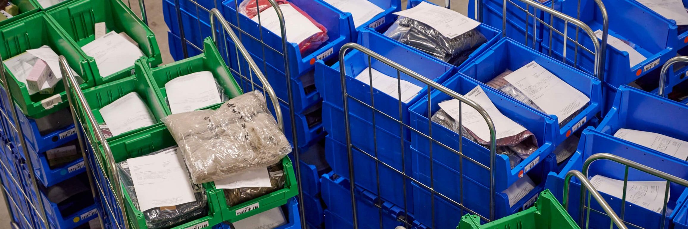 Bestellungen Pakete in Wägen für E-Commerce Kunden