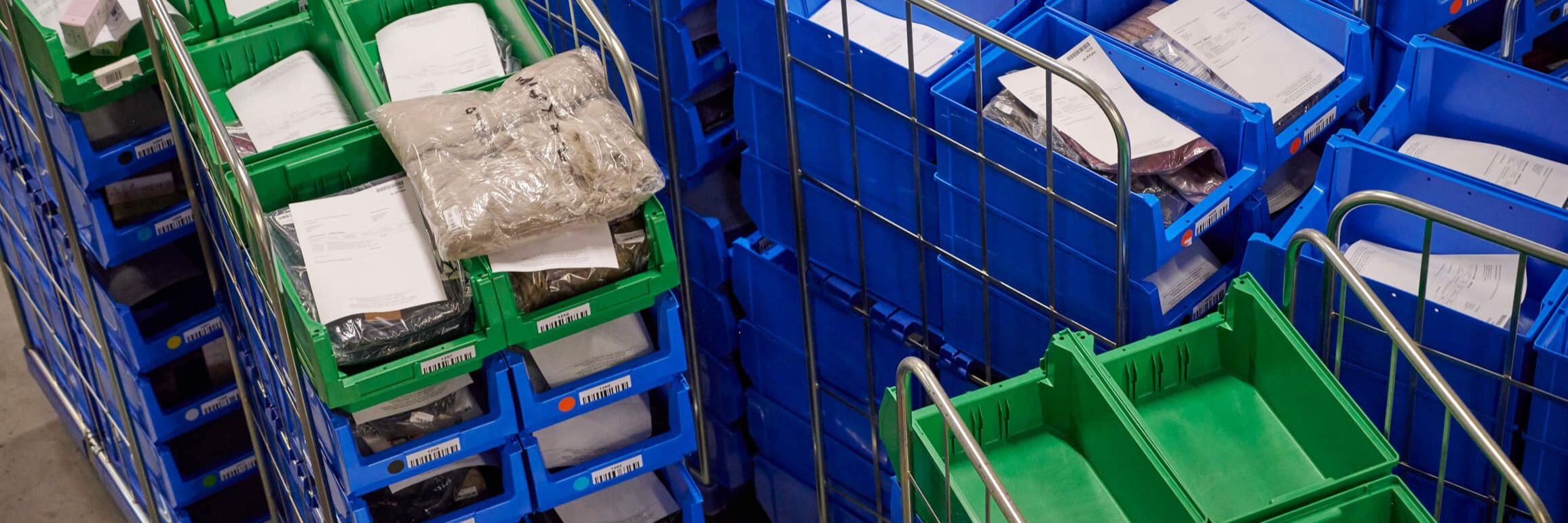 Kommissionierte Bestellungen in Wägen für E-Commerce Kunden