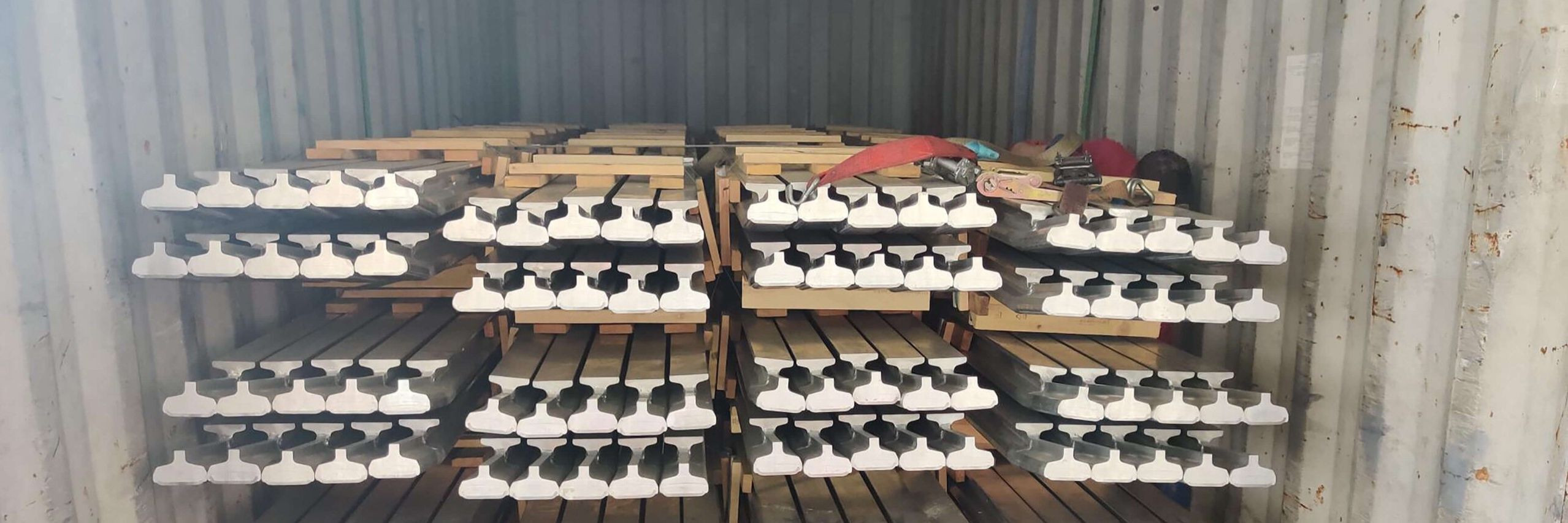 Innenansicht eines mit Aluteilen beladenen Containers
