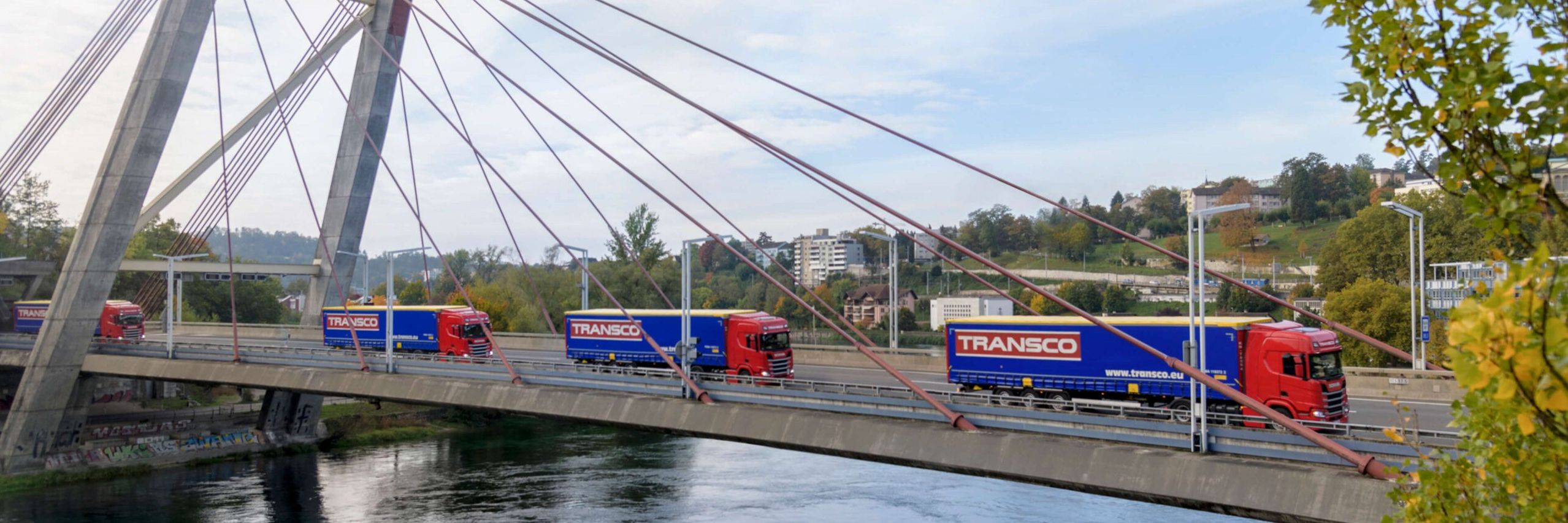 Lkw der Spedition Transco auf einer Schweizer Brücke