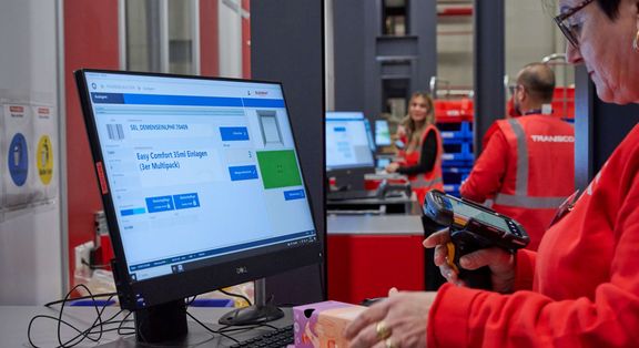 Nahaufnahme Fulfillment Mitarbeiterin am Port mit PC
