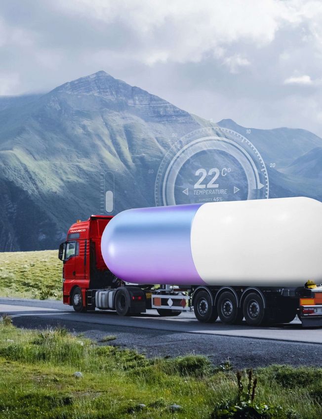 KI-Ansicht eines Lkw mit Medikamenten Kapsel für Pharmatransport vor Bergpanorama