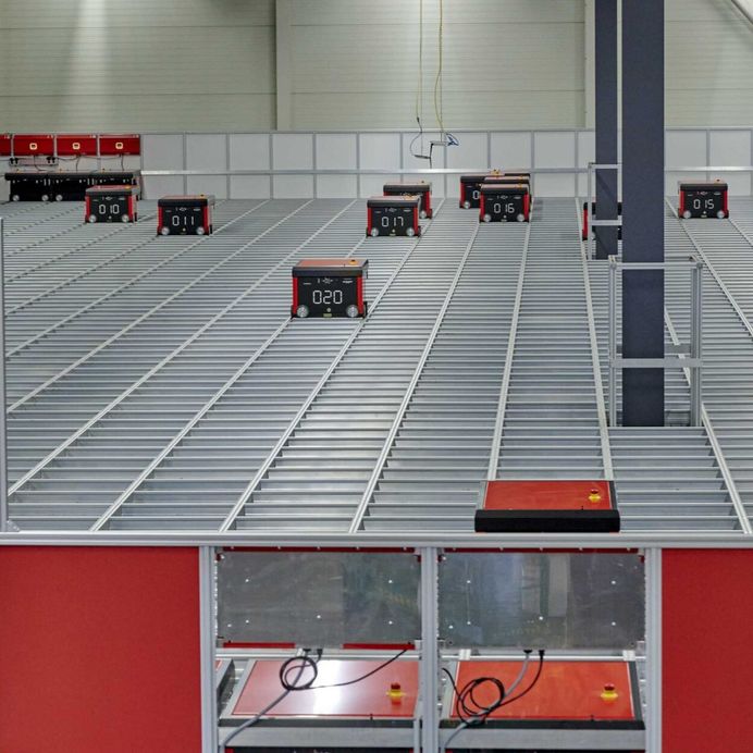 Draufsicht Autostore Anlage mit mehreren Robotern