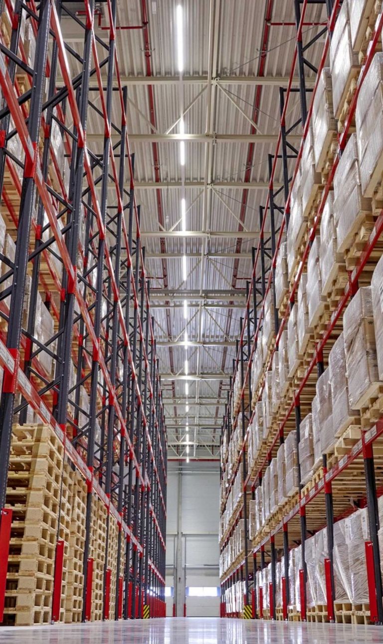 Hochregallager mit vollen Paletten in einer Halle des Logistikunternehmens Transco