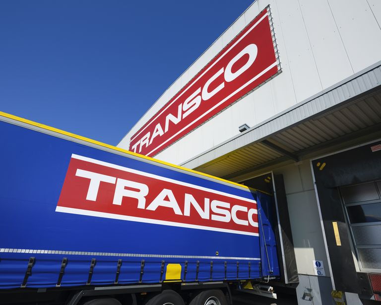 Lkw der Spedition Transco an einer Laderampe
