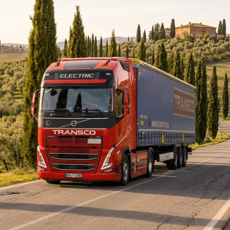 Un camion della società di trasporti Transco attraversa la campagna italiana
