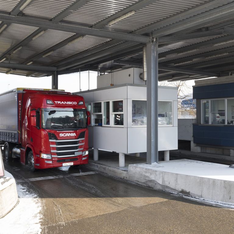 Lkw der Spedition Transco an einem Zollschalter