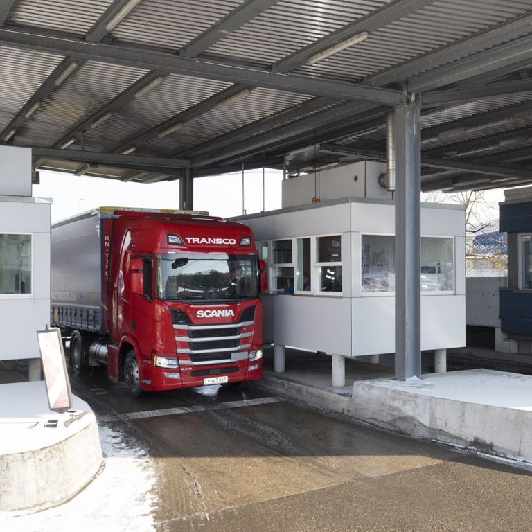 Lkw der Spedition Transco an einem Grenzübergang