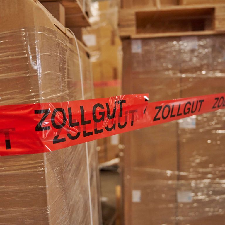 Paletten mit Zollgut Kennzeichnung in Lagerhalle